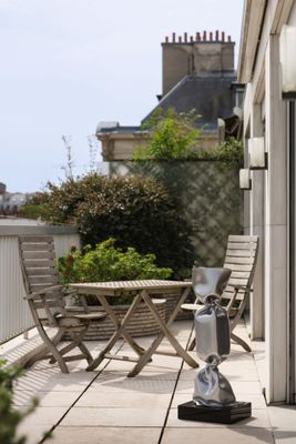 une table et des chaises sur le balcon d'une maison