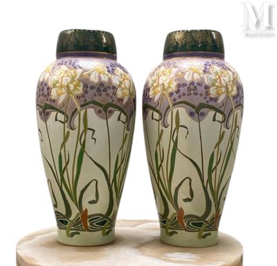 deux vases posés sur une table