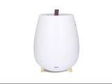 un humidificateur blanc posé sur un socle en bois