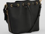un sac seau en cuir noir orné de détails dorés
