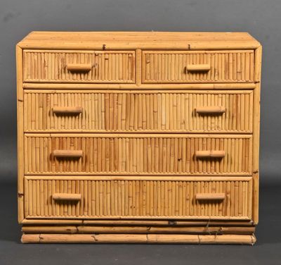 une commode en bambou avec des tiroirs de chaque côté