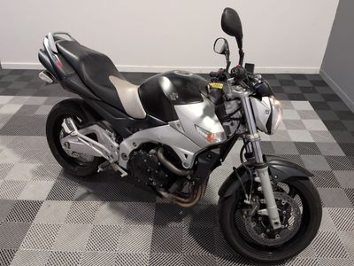 une moto garée sur un sol en damier
