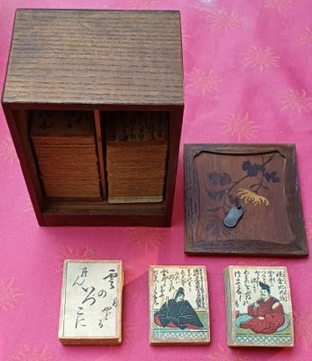 une petite boîte en bois contenant quatre petits aimants