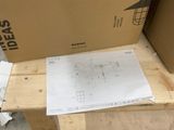 une boîte posée sur un carton