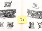 un livre ouvert sur lequel figurent des dessins de vases