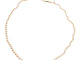 gros plan d'un collier de perles sur fond blanc
