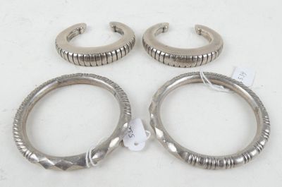 trois paires de boucles d'oreilles en forme d'anneaux en métal argenté posées sur une surface blanche