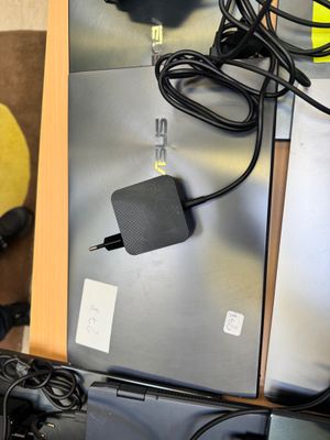 un ordinateur portable posé sur un bureau, à côté d'une souris