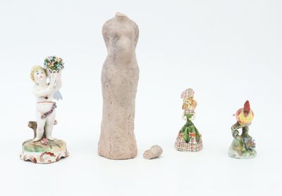 Lot de bibelots décoratifs comprenant oiseau (Femelle cardin…