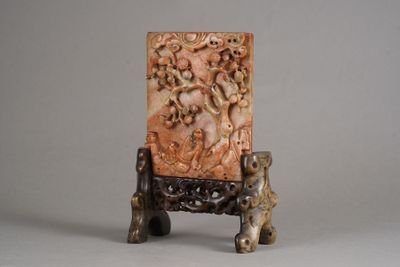 CHINE. Ecran en pierre dure sculpté.