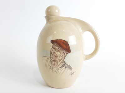 une cruche blanche sur laquelle est dessiné un homme