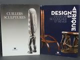 deux livres posés sur une table avec une chaise et une table avec une chaise
