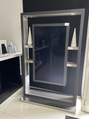 une photo d'un téléviseur dans une pièce avec une cheminée