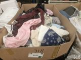 une boîte en carton remplie de vêtements et d'autres objets