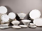 beaucoup d'assiettes et de bols blancs sur la table