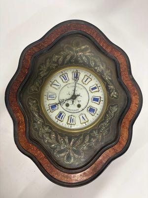 une horloge avec des chiffres romains sur le cadran