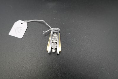 gros plan d'une paire de boucles d'oreilles sur une surface noire