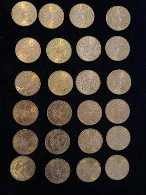 gros plan d'un paquet de pièces d'or sur une surface noire