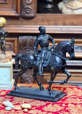 une statue représentant un homme à cheval, à côté d'une statue représentant un homme sur un cheval