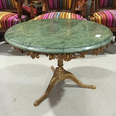 une image représentant une table avec un plateau en marbre vert et des pieds dorés