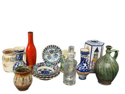 de nombreux vases et assiettes de toutes sortes sur la table