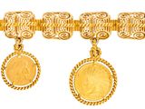un gros plan sur un bracelet en or orné de trois médaillons en or