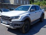 la photo d'un camion blanc garé sur un parking