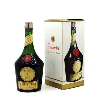 l'image d'une bouteille de vin à côté d'une boîte