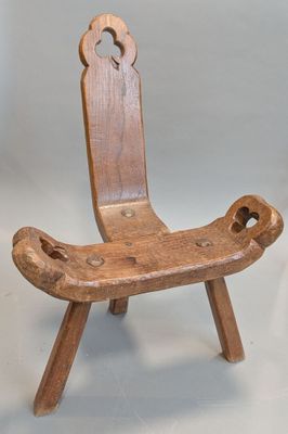 une chaise en bois posée sur une surface blanche
