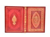 un livre rouge avec un motif doré sur la couverture