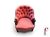 une chaise rose posée sur une surface blanche