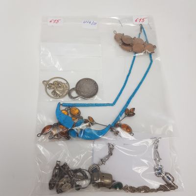 un sac d'objets assortis posé sur une table