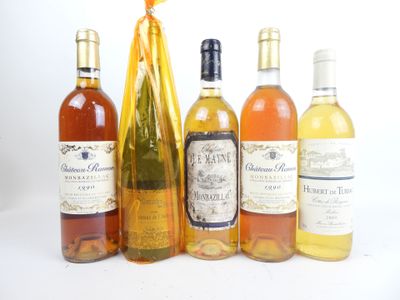plusieurs bouteilles de vin sont alignées sur une surface blanche