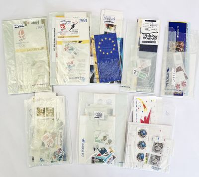de nombreux types de timbres et d'enveloppes disposés sur une table