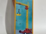 une boîte sur laquelle est représentée une grue jouet qui se trouve à l'intérieur de la boîte