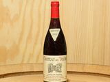 une bouteille de vin posée sur un tonneau