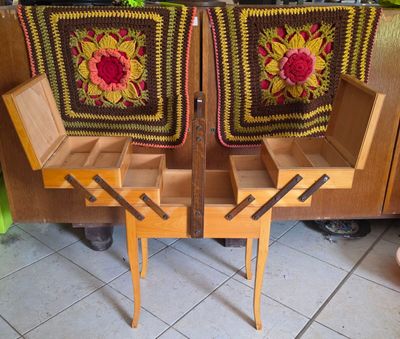 deux chaises en bois recouvertes d'une couverture au crochet