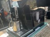 une machine à café posée sur une table en bois à l'extérieur
