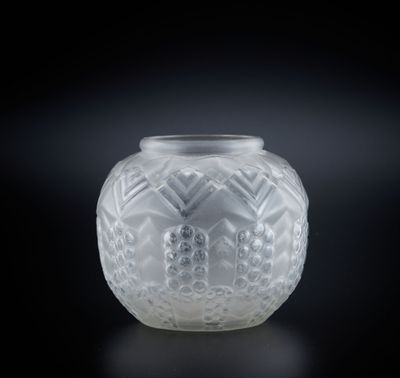 un vase en verre orné d'un motif sur fond noir