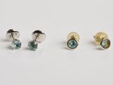 trois paires de boucles d'oreilles à clous ornées de topazes bleues et de topazes blanches