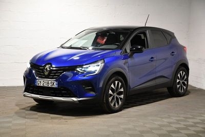 une voiture bleue garée dans un garage au sol en damier