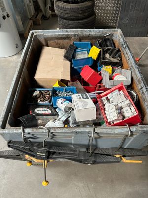 une boîte remplie d'objets divers dans un garage