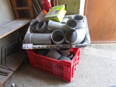 une pile de tuyaux posée sur une caisse rouge