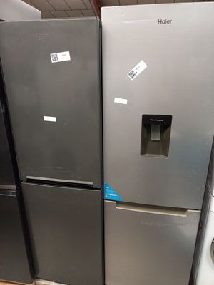 Dans un magasin, trois réfrigérateurs sont empilés les uns sur les autres