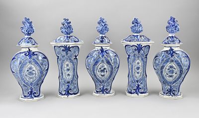 quatre vases bleus et blancs avec un couvercle et un oiseau posé dessus