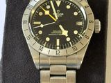 une photo d'une montre Rolex avec un cadran noir et des aiguilles jaunes