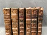 un ensemble de six vieux livres superposés