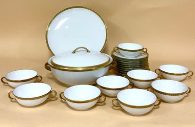 plusieurs tasses et soucoupes posées sur une table