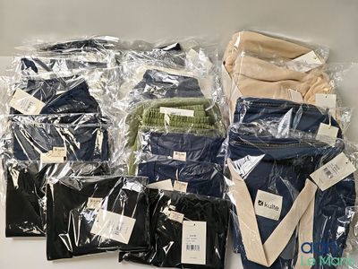 beaucoup de t-shirts emballés dans des sacs en plastique