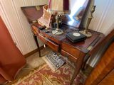 un bureau avec un miroir et une chaise dans une pièce